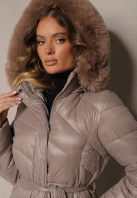 Renee - Beżowa Długa Kurtka Pikowana z Odpinanym Kapturem Ozdobionym Futerkiem i Paskiem Iveleti. Okazja: na co dzień. Kolor: beżowy. Materiał: futro. Długość: długie. Wzór: aplikacja. Styl: elegancki, casual #4