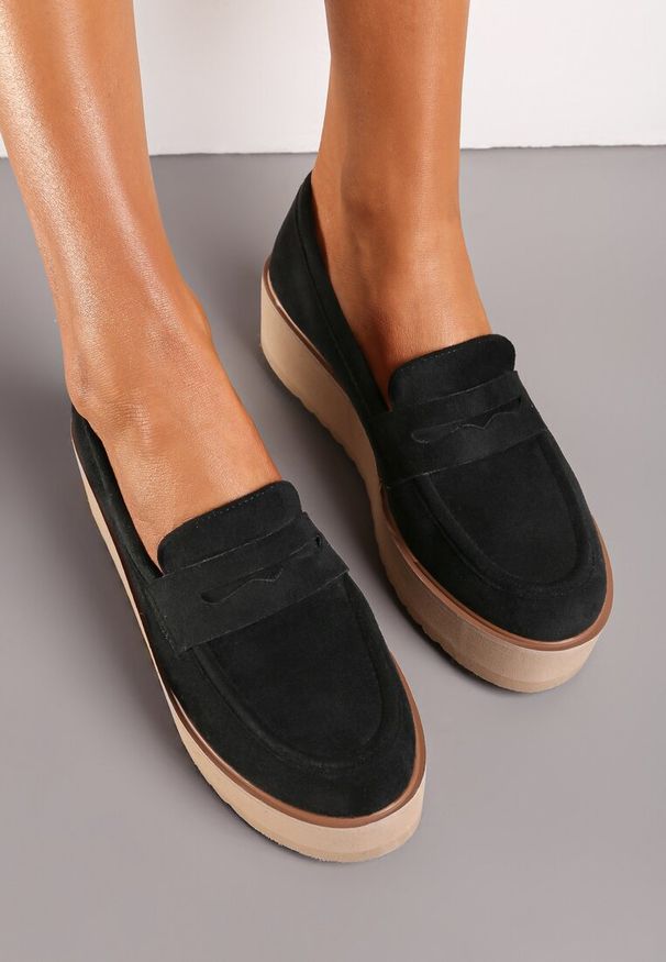 Renee - Czarne Półbuty w Stylu Mokasynów z Imitacji Zamszu na Platformie Vhisper. Okazja: na co dzień, do pracy. Kolor: czarny. Materiał: zamsz. Obcas: na platformie. Styl: casual, elegancki