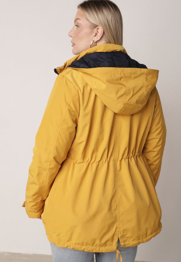 Born2be - Żółto-Granatowa Przejściowa Kurtka Dwustronna Parka z Pikowaniem i Kapturem Tidare. Okazja: na spacer, na co dzień. Kolekcja: plus size. Kolor: żółty. Materiał: poliester, jeans. Styl: casual, sportowy