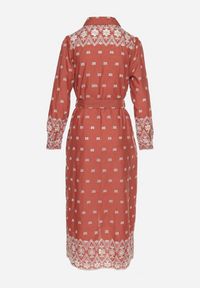 Born2be - Jasnobrązowa Sukienka o Koszulowym Kroju z Wiązanym Paskiem Ozdobiona Haftem Valentirae. Okazja: na co dzień. Kolor: brązowy. Materiał: bawełna. Wzór: aplikacja, haft. Typ sukienki: koszulowe. Styl: casual, klasyczny #3