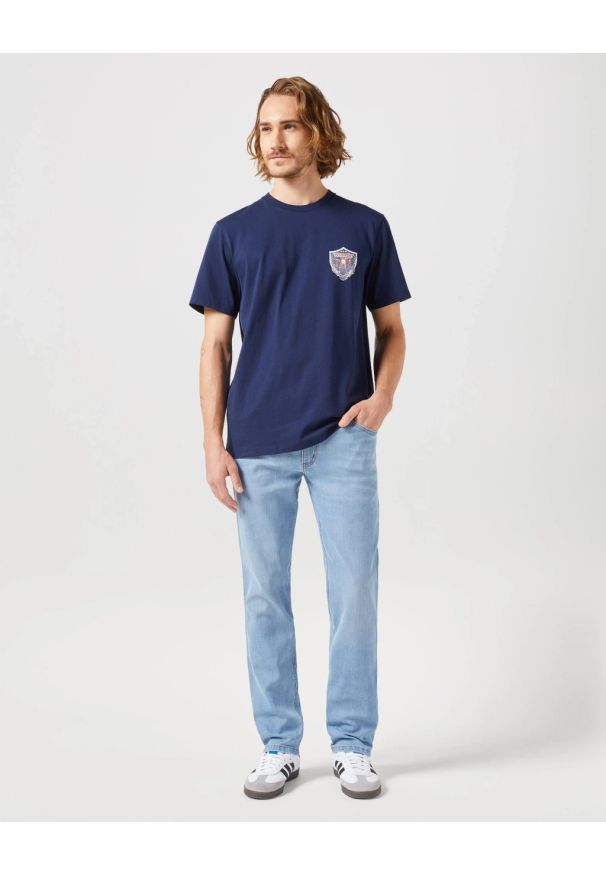 Wrangler - WRANGLER MĘSKIE SPODNIE REGULAR FIT DESERT OASIS 112351219 W154017980. Okazja: na spacer. Sezon: lato. Styl: elegancki