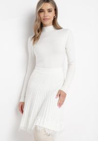 Born2be - Biała Mini Spódnica z Gumką w Pasie z Koronką Cales. Okazja: na co dzień. Kolor: biały. Materiał: koronka. Wzór: koronka. Styl: casual #5