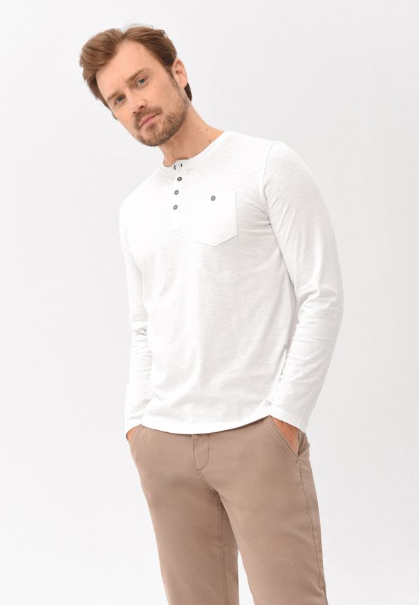 Volcano - Biały longsleeve L-CASH. Kolor: biały. Materiał: dzianina, włókno, materiał, prążkowany, bawełna, skóra. Długość rękawa: długi rękaw. Długość: długie. Wzór: paski. Sezon: zima, wiosna, jesień, lato. Styl: klasyczny