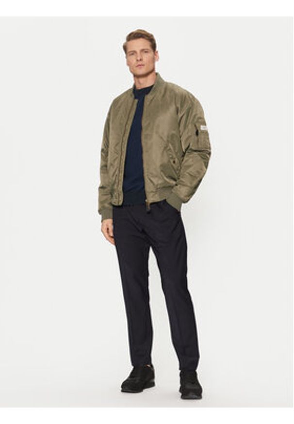 Guess Jeans Kurtka bomber M5RL81 WHAA2 Khaki Regular Fit. Kolor: brązowy. Materiał: syntetyk