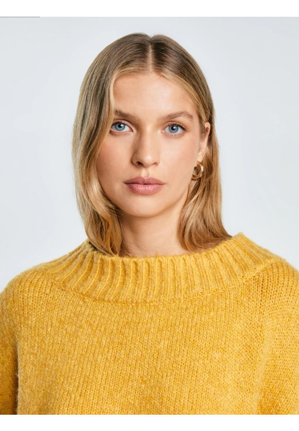Big-Star - Sweter damski oversize z dodatkiem wełny żółty Mayamiko 201. Kolekcja: plus size. Kolor: żółty. Materiał: wełna. Wzór: ze splotem. Styl: klasyczny, elegancki