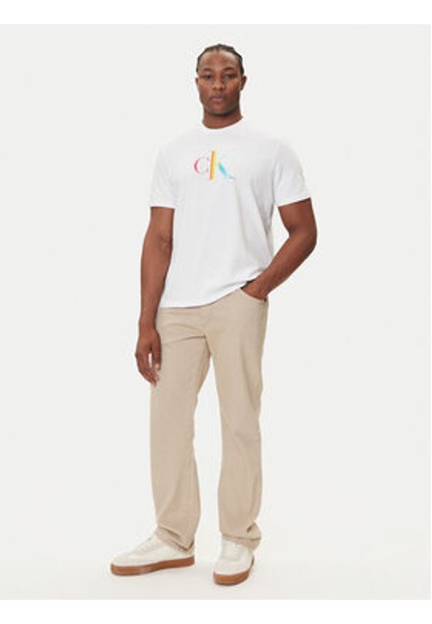 Calvin Klein Jeans T-Shirt Pride Graphic LV04RC800G Biały Regular Fit. Kolor: biały. Materiał: bawełna