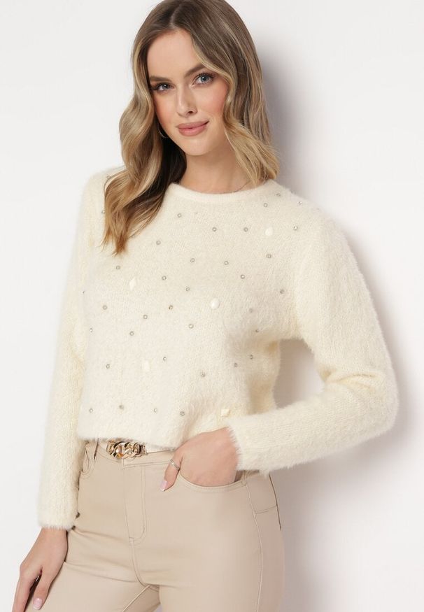 Born2be - Beżowy Sweter z Dłuższym Włosiem i Kryształkami Hennilla. Kolekcja: plus size. Kolor: beżowy. Materiał: dzianina. Długość rękawa: długi rękaw. Długość: długie