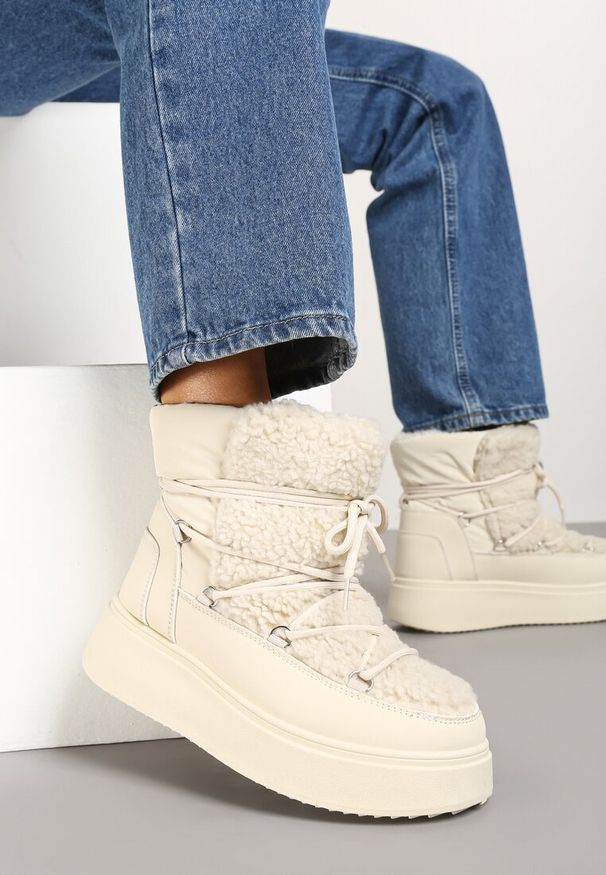 Renee - Beżowe Śniegowce Vices na Platformie ze Sznurowaniem i Futerkiem Nomicea. Kolor: beżowy. Materiał: futro. Szerokość cholewki: normalna. Sezon: zima. Obcas: na platformie
