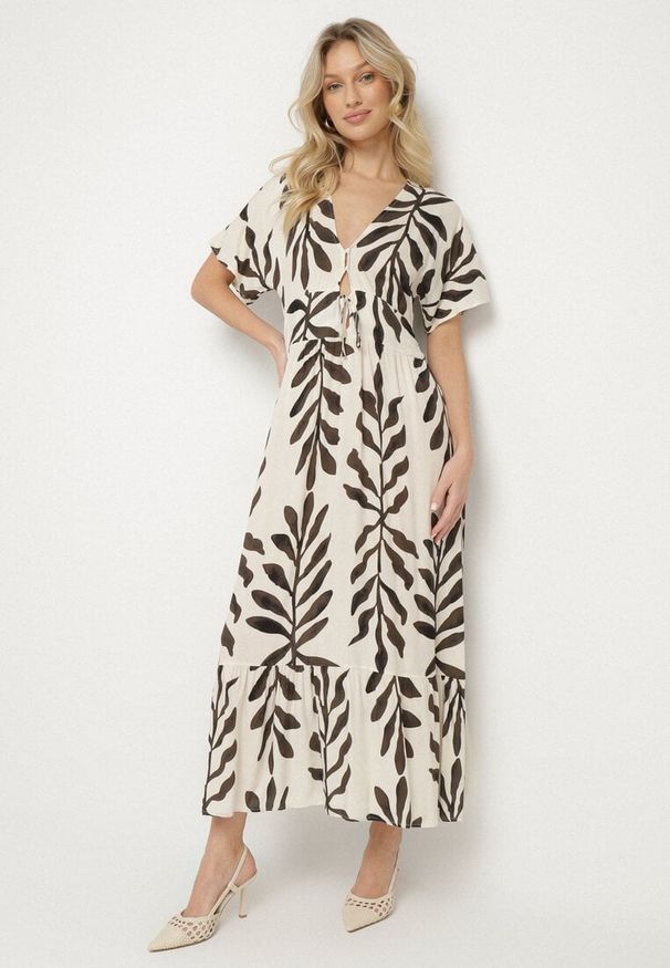 Born2be - Czarna Sukienka z Wiskozy Ozdobiona Liśćmi Erisola. Okazja: na co dzień. Typ kołnierza: dekolt w kształcie V. Kolor: czarny. Materiał: wiskoza. Wzór: aplikacja. Styl: casual, elegancki