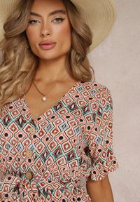 Renee - Jasnoróżowa Sukienka Mini z Gumką w Pasie i Falbanką z Wiskozy Ellison. Kolor: różowy. Materiał: wiskoza. Długość rękawa: krótki rękaw. Długość: mini