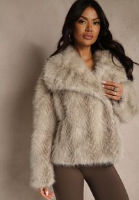 Renee - Beżowa Kurtka Futerko Ozdobione Cieniowanym Motywem Monideva. Kolor: beżowy. Materiał: futro. Wzór: aplikacja. Sezon: wiosna. Styl: elegancki #1