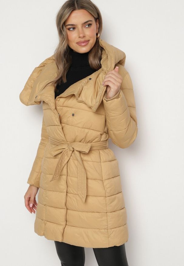 Born2be - Beżowa Pikowana Kurtka o Długim Kroju z Kapturem i Dodatkowym Paskiem Hanlin. Okazja: na co dzień. Typ kołnierza: kaptur. Kolor: beżowy. Materiał: jeans. Długość: długie. Styl: casual, elegancki