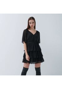 House - Kopertowa sukienka z falbanami - Czarny. Kolor: czarny. Typ sukienki: kopertowe #1