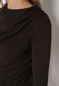 Born2be - Brązowa Asymetryczna Bluzka z Długim Rękawem i Usztywnionymi Ramionami Tusallea. Okazja: na co dzień, do pracy, na spotkanie biznesowe. Kolor: brązowy. Materiał: jeans. Długość rękawa: długi rękaw. Długość: długie. Styl: biznesowy, casual #4