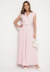 Born2be - Różowy Kombinezon o Kopertowym Kroju z Plisami i Paskiem w Talii Salivania. Okazja: na co dzień. Kolor: różowy. Styl: elegancki, casual #6