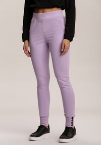 Renee - Jasnofioletowe Spodnie Jynona. Kolor: fioletowy. Materiał: guma, dresówka