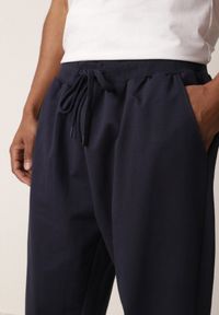 Born2be - Granatowe Spodnie Dresowe z Bawełną ze Ściągaczami Hailise. Okazja: na co dzień, do domu. Kolor: niebieski. Materiał: bawełna, dresówka. Styl: casual, sportowy #7