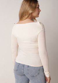 Born2be - Beżowy Bluzka z Bawełną Dekoltem Typu Łódka i Marszczeniem Typhatos. Okazja: na co dzień. Kolor: beżowy. Materiał: bawełna. Styl: casual, elegancki #2