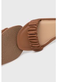 MEXX - Mexx sandały skórzane Sandal Julia damskie kolor brązowy. Zapięcie: klamry. Kolor: brązowy. Materiał: skóra. Wzór: gładki. Obcas: na obcasie. Wysokość obcasa: niski #6