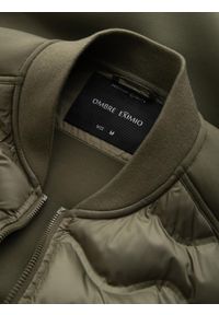 Ombre Clothing - Kurtka bomberka męska z pikowanym wzorem – ciemnooliwkowa V3. Typ kołnierza: kołnierzyk stójkowy. Kolor: oliwkowy. Materiał: syntetyk, poliester, materiał. Wzór: aplikacja, nadruk. Styl: sportowy, elegancki #4