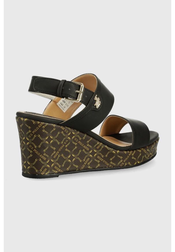 U.S. Polo Assn. sandały damskie kolor czarny na koturnie. Zapięcie: klamry. Kolor: czarny. Materiał: materiał. Wzór: gładki. Obcas: na koturnie