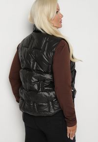 Born2be - Czarna Kamizelka Pikowana z Wysokim Kołnierzem i Kieszeniami Irinae. Okazja: na co dzień, na spotkanie biznesowe. Kolor: czarny. Materiał: jeans. Styl: biznesowy, casual #5