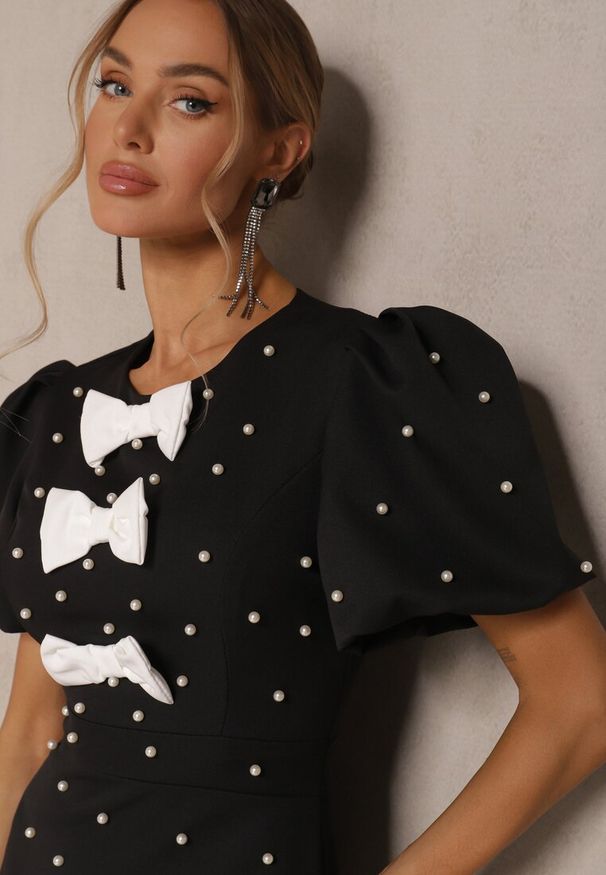 Renee - Czarna Sukienka Dopasowana z Perełkami i Kokardkami Sovmoi. Okazja: na co dzień. Typ kołnierza: kokarda. Kolor: czarny. Długość rękawa: krótki rękaw. Typ sukienki: dopasowane. Styl: casual