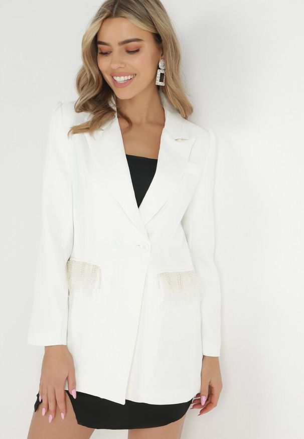 Born2be - Biała Marynarka Dwurzędowa z Frędzlami przy Kieszeniach Chephe. Okazja: na imprezę. Kolor: biały. Długość: długie
