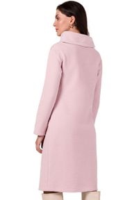BeWear - Dzianinowa sukienka z wysokim kołnierzem bawełniana różowa. Kolor: szary, różowy. Materiał: bawełna, dzianina. Sezon: zima, jesień. Typ sukienki: sportowe, proste. Styl: sportowy