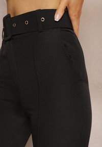 Renee - Czarne Dopasowane Spodnie Garniturowe High Waist z Paskiem w Talii Ozdobionym Klamrą Binah. Stan: podwyższony. Kolor: czarny. Długość: długie. Wzór: aplikacja #4