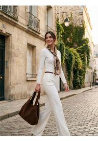 Sinsay - Spodnie flare z paskiem - kremowy. Kolor: kremowy #1