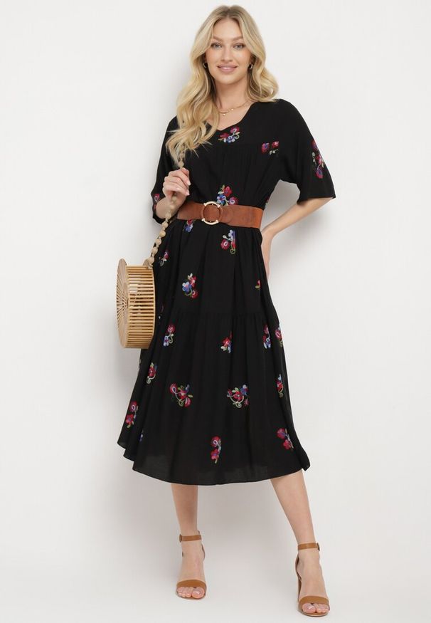Born2be - Czarna Wiskozowa Sukienka o Rozkloszowanym Kroju z Krótkim Rękawem Givinia. Okazja: na imprezę, na co dzień. Kolekcja: plus size. Kolor: czarny. Materiał: wiskoza. Długość rękawa: krótki rękaw. Typ sukienki: rozkloszowane, dla puszystych, proste. Styl: elegancki, casual