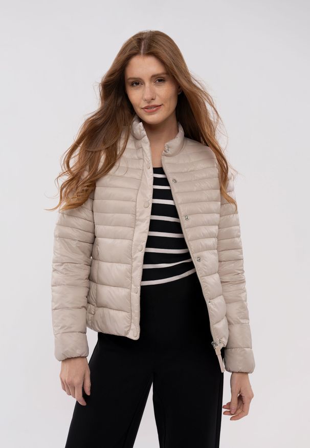 Volcano - Kurtka pikowana casual J-COMO. Okazja: na co dzień. Typ kołnierza: kołnierzyk stójkowy. Kolekcja: plus size. Kolor: beżowy. Materiał: materiał, poliamid, puch. Wzór: kwiaty. Styl: casual
