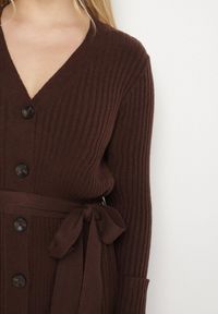 Born2be - Brązowa Sukienka na Guziki z Prążkowanej Dzianiny z Dodatkiem Wełny Nalisea. Okazja: na co dzień. Typ kołnierza: dekolt w serek. Kolor: brązowy. Materiał: dzianina, prążkowany, wełna. Długość rękawa: długi rękaw. Typ sukienki: proste. Styl: casual, klasyczny #3