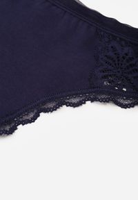 Renee - Granatowe Majtki Stringi Ozdobione Koronką z Bawełną Meniliphis. Kolor: niebieski. Materiał: bawełna, koronka. Wzór: aplikacja, koronka #3