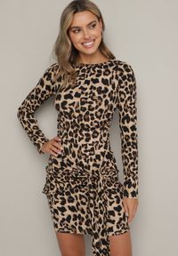 Born2be - Ciemnobeżowa Dopasowana Sukienka Dzianinowa w Panterkę z Ozdobnym Marszczeniem Trilabina. Okazja: na co dzień. Kolor: beżowy. Materiał: dzianina. Długość rękawa: długi rękaw. Wzór: motyw zwierzęcy. Typ sukienki: dopasowane. Styl: casual, elegancki, klasyczny #2