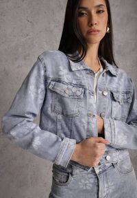 Renee - Niebieska Jeansowa Kurtka Cropped z Bawełną i Wiskozą w Kwiatowy Print Malwira. Okazja: na co dzień. Kolor: niebieski. Materiał: jeans, wiskoza, bawełna. Wzór: kwiaty, nadruk. Sezon: wiosna. Styl: casual #8