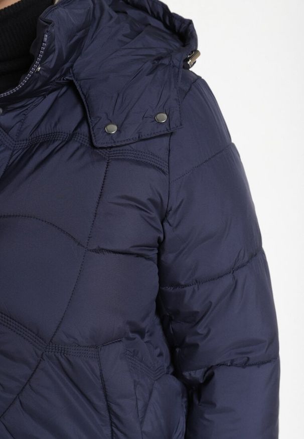 Born2be - Granatowa Pikowana Kurtka z Kieszeniami i Kapturem z Możliwością Odpięcia Nikigala. Okazja: na spacer, na co dzień. Kolekcja: plus size. Kolor: niebieski. Materiał: materiał, jeans. Styl: elegancki, casual