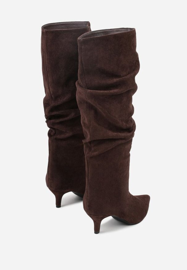 Renee - Ciemnobrązowe Kozaki na Kaczuszce z Marszczoną Cholewką Alavitte. Okazja: na imprezę, na co dzień. Zapięcie: bez zapięcia. Kolor: brązowy. Szerokość cholewki: normalna. Wzór: aplikacja. Materiał: skóra. Obcas: na szpilce. Styl: elegancki, casual. Wysokość obcasa: średni