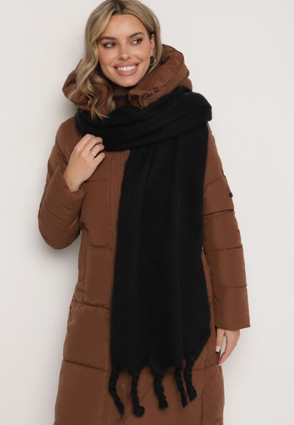 Born2be - Czarny Szalik Wykończony Frędzlami Nomilia. Kolor: czarny. Materiał: wełna. Styl: klasyczny, elegancki