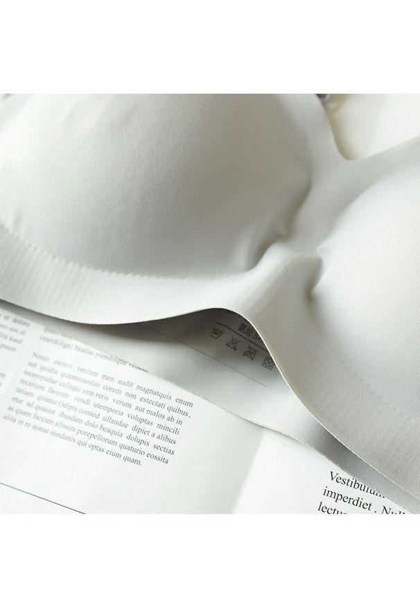 Intica - Biustonosz piankowy bez fiszbin z regulowanymi ramiączkami Anastassiya. Kolor: żółty. Materiał: materiał