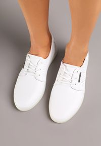 Born2be - Białe Skórzane Sneakersy Ozdobione Perforacją Dolamiria. Okazja: na co dzień. Kolor: biały. Materiał: skóra. Wzór: aplikacja