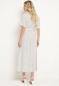 Born2be - Biała Sukienka z Kopertowym Dekoltem o Asymetrycznym Kroju z Paskiem i Gumką w Talii Drelefia. Kolor: biały. Materiał: tkanina. Długość rękawa: krótki rękaw. Typ sukienki: asymetryczne, kopertowe #5