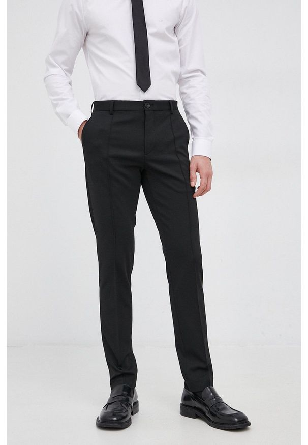 Calvin Klein Spodnie męskie kolor czarny dopasowane. Kolor: czarny. Materiał: tkanina, włókno. Wzór: gładki