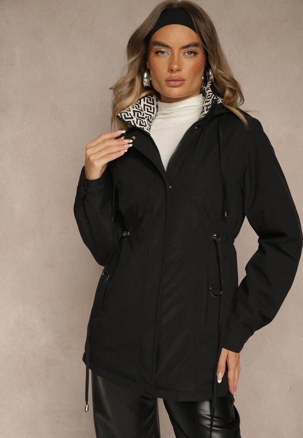 Renee - Czarna Kurtka Parka z Kapturem w Oryginalny Wzór Wewnątrz Tiosara. Okazja: na co dzień, na spacer. Typ kołnierza: kaptur. Kolor: czarny. Materiał: jeans. Wzór: aplikacja. Styl: casual