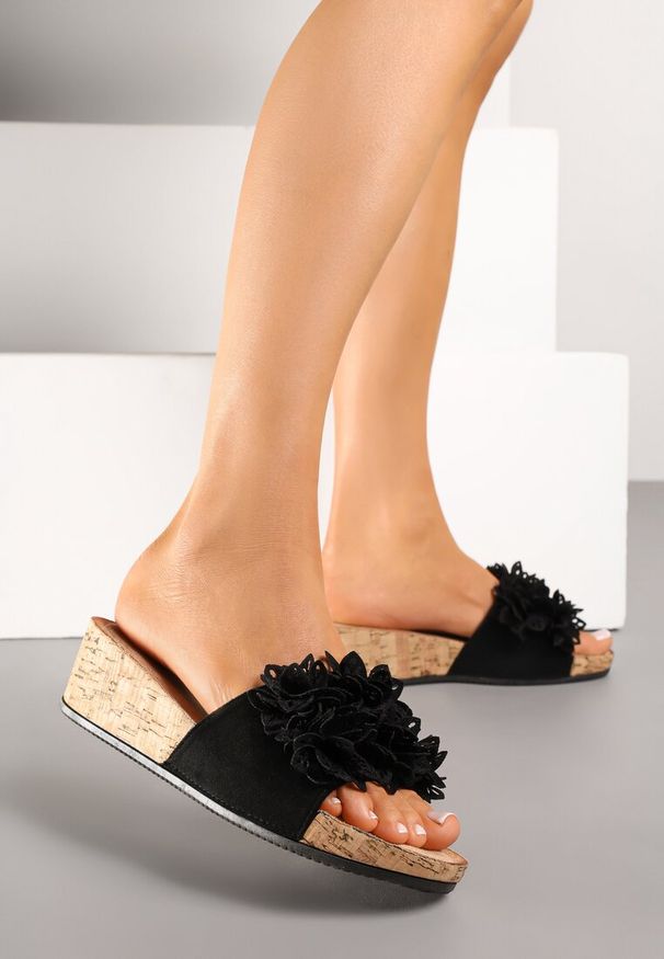 Born2be - Czarne Klapki na Koturnie z Kwiatami 3D Zariva. Kolor: czarny. Materiał: jeans. Wzór: kwiaty. Sezon: lato. Obcas: na koturnie. Styl: elegancki