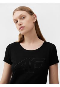 4f - T-shirt regular z nadrukiem damski. Kolor: czarny. Materiał: bawełna, elastan. Wzór: nadruk