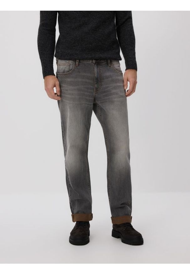 Reserved - Jeansy straight z efektem sprania - szary. Kolor: szary