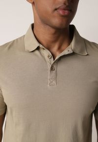 Born2be - Ciemnozielona Gładka Koszulka Polo o Klasycznym Kroju Sinopea. Okazja: na co dzień, do pracy, na spotkanie biznesowe. Typ kołnierza: polo. Kolor: zielony. Materiał: jeans. Wzór: gładki. Styl: klasyczny #2