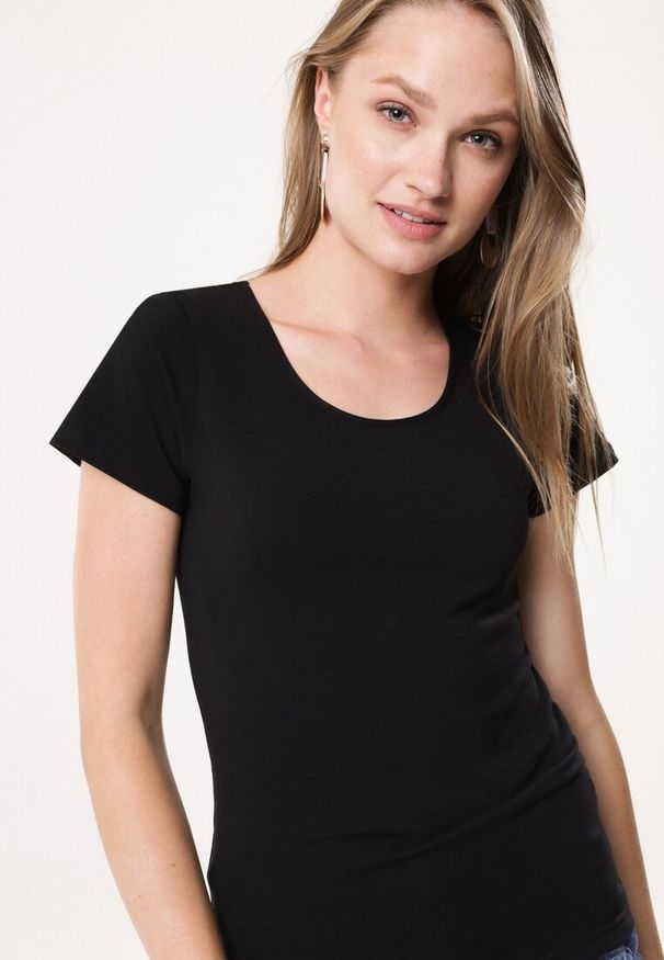 Born2be - Czarny T-shirt Eight. Okazja: na co dzień. Kolor: czarny. Materiał: elastan, bawełna, jeans, dzianina. Długość rękawa: krótki rękaw. Długość: krótkie. Wzór: jednolity. Styl: rockowy, casual, klasyczny